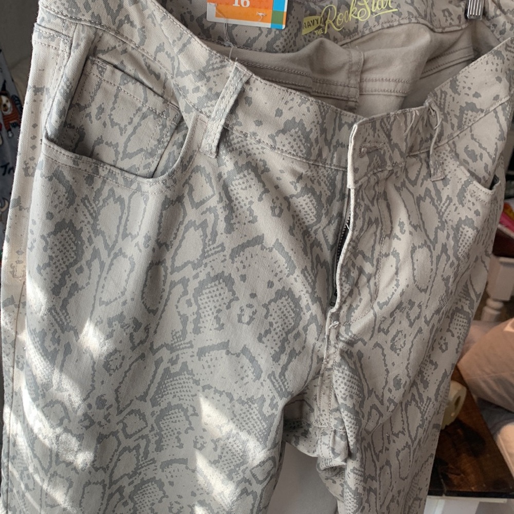 Old Navy Rockstar super skinny 16 snake jeans NWT